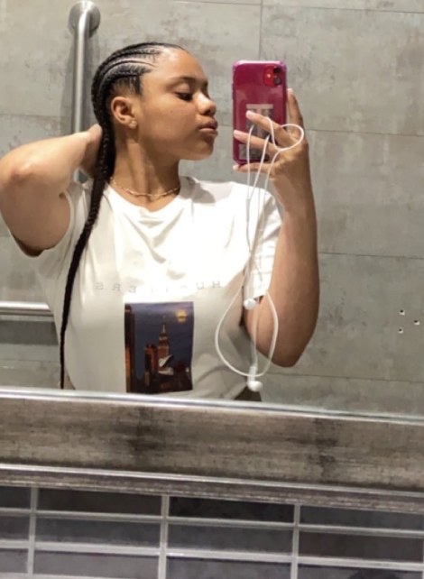Aniyah mirror selfie
