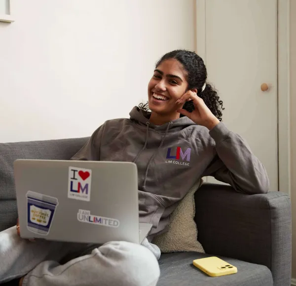 Lisandra laptop, couch