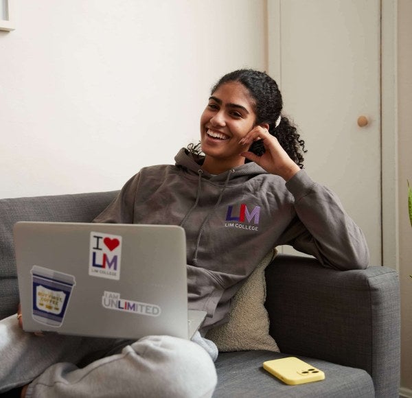 Lisandra laptop, couch