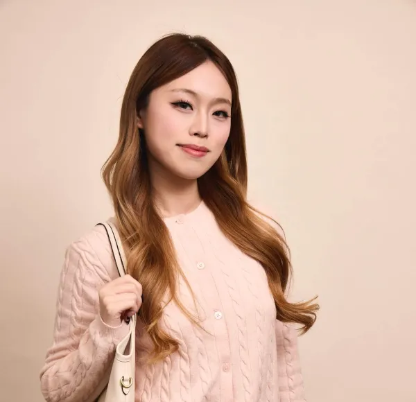 woman, twenties, while sweater, white handbag